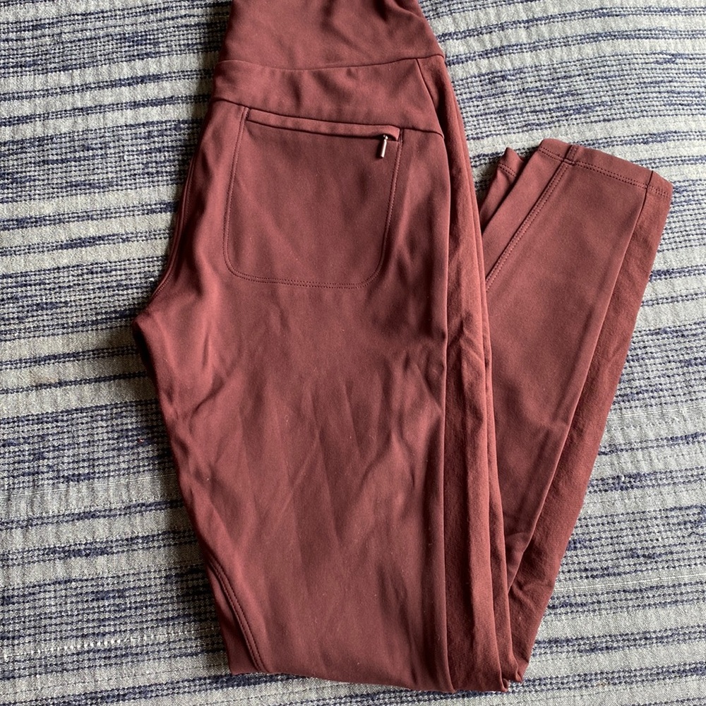 Athleta headlands hybrid trek right pants size 6. Burgundy
